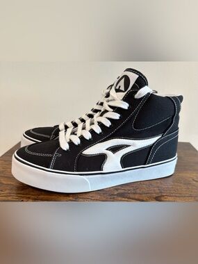 Airwalk Boys Hayden Black/White High Top Sneakers NWT Size Big Boys 6